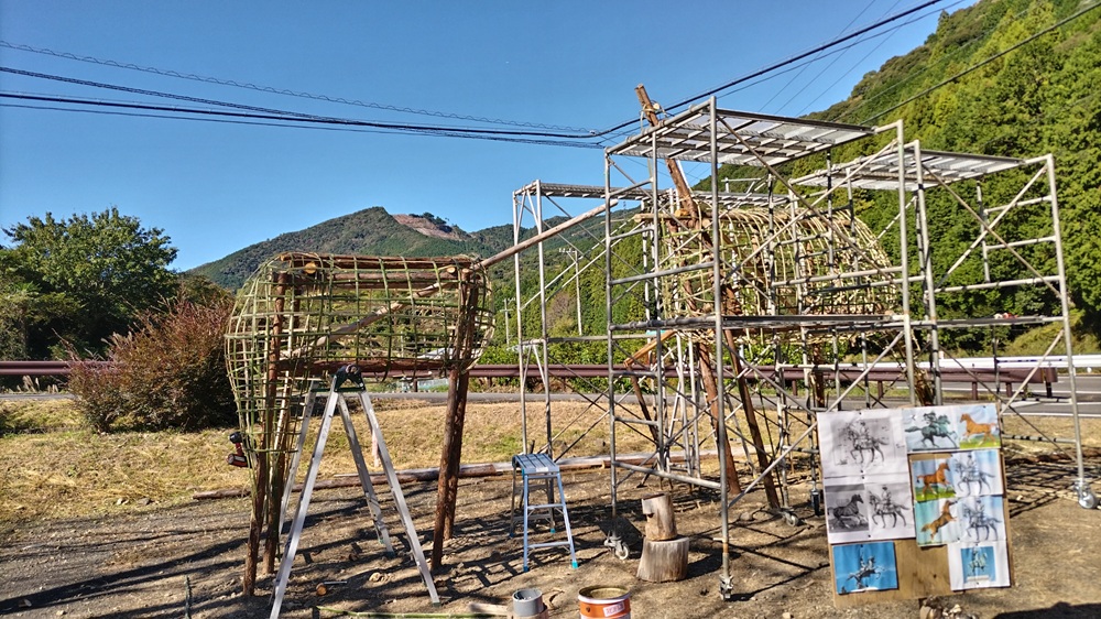 竹で全体の膨らみを作ります